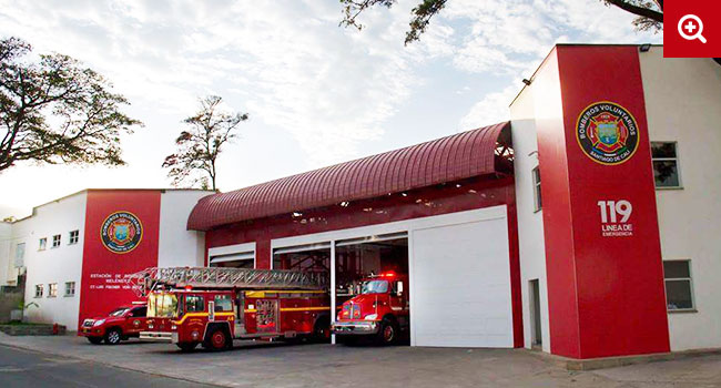 Poco a poco, ese cuartel de tablas fue extendiendo sus brazos hacia las zonas estratégicas de la ciudad, poniendo a su servicio 11 estaciones de Bomberos modernas.