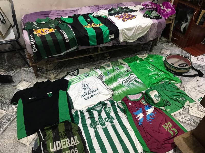 Estos son los colores del club Laferrere, cuadro de la cuarta división argentina. En septiembre de 2018, una de las barras más grandes de Atlético Nacional se vio envuelta en un caso de tráfico de droga que los vinculó a su par gaucho. Habían establecido un método de cooperación binacional: desde Colombia les enviaban droga en cosignación que era distribuida en la provincia de Buenos Aires.