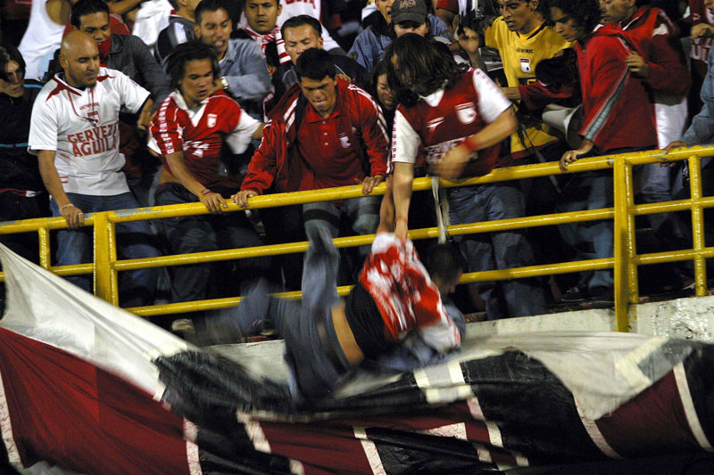Hinchas del Santa fe se enfrentan entre ellos en el estadio El Campín. Doce personas han muerto en Colombia en los últimos doce años por riñas entre hinchas del mismo equipo.
