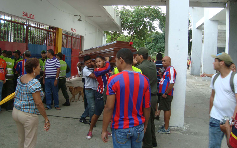 Hinchas del Unión Magdalena intentan ingresar al estadio Eduardo Santos, por la fuerza, el ataúd con el cuerpo de un hincha del ciclón bananero muerto el día anterior.