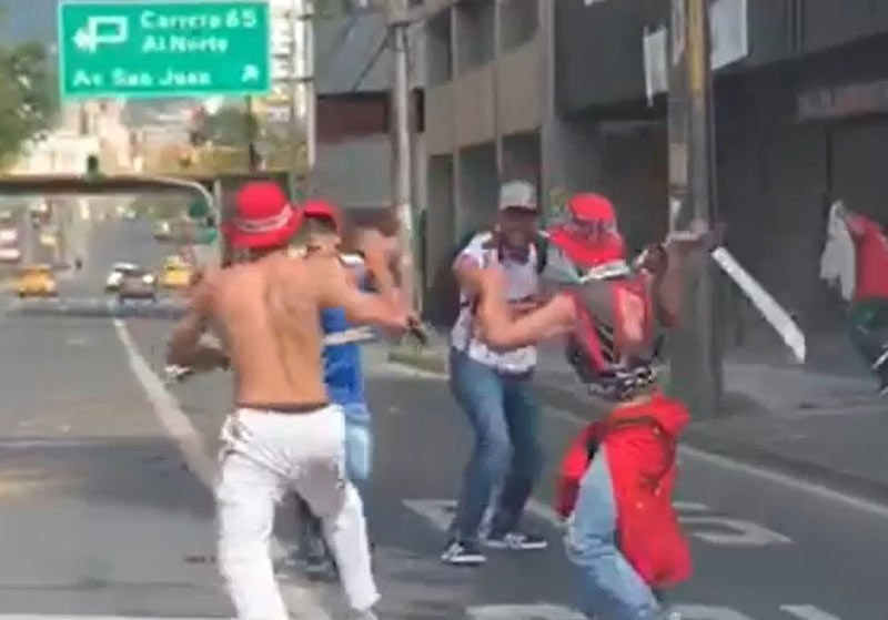 Fanáticos del Independiente Medellín se encuentran a la llegada al estadio Atanasio Girardot y se frentan entre ellos con machétes y cuchillos previo a un clásico.