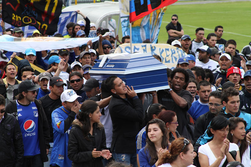 En Bogotá fue sepultado el líder de la barra Comandos Azules de Millonarios, Óscar Bayardo Sandino, asesinado en Cali por hinchas del Deportivo Cali.