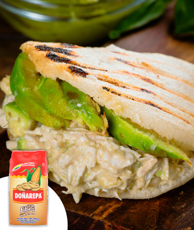 Mini arepitas integrales con aguacate y pollo o queso Alimentación Saludable