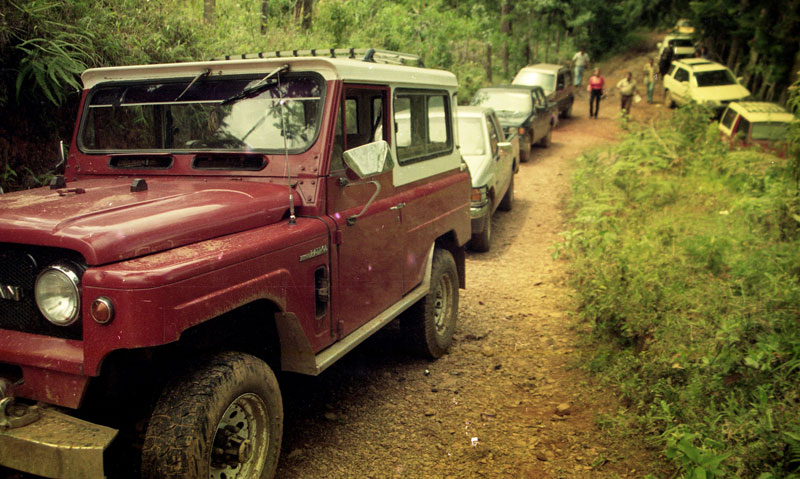 Los carros de los secuestrados fueron conducidos por los guerrilleros, hasta donde lo permitió la carretera. Después de abandonar los vehículos continuaron a pie, rumbo a las selvas de los Farallones.