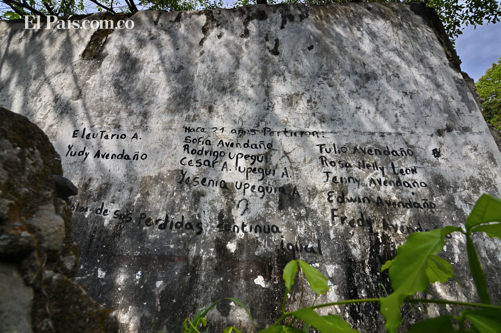  En el muro de esta casa en ruinas se leen los nombres de los niños de una misma familia que murieron el día de la tragedia. 