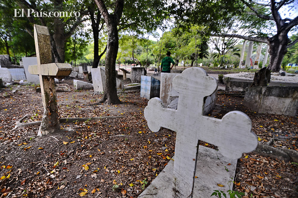 Más de 22.000 personas perdieron la vida en Armero. Representaban el 94% de la población. Muchos sobrevivientes, al no encontrar los cuerpos de sus seres queridos, han colocado cruces y lápidas simbólicas en el lugar donde ellos creen que fallecieron.