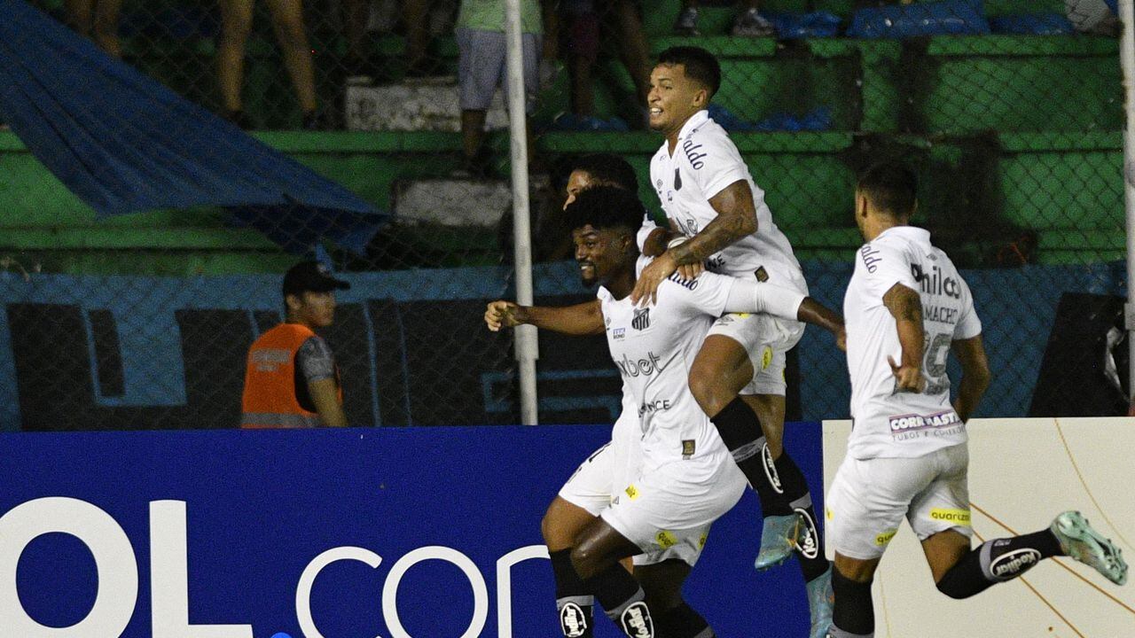 Santos' defender Eduardo Bauermann (L) celebrates with teammates after scoring against Blooming during the Copa Sudamericana group stage first leg football match between Blooming and Santos, at the Ramon Aguilera Costas stadium in Santa Cruz, Bolivia on April 4, 2023. (Photo by AIZAR RALDES / AFP)
