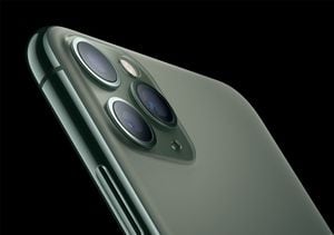 El nuevo iPhone 11 Pro toma fotos y graba videos con las nuevas cámaras ultra gran angular, gran angular y teleobjetivo.