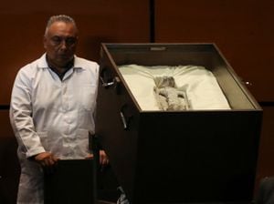 Los restos de un ser supuestamente "no humano" se ven en exhibición durante una sesión informativa sobre objetos voladores no identificados, conocidos como ovnis, en el palacio legislativo de San Lázaro, en la Ciudad de México, México, el 12 de septiembre de 2023. REUTERS/Henry Romero