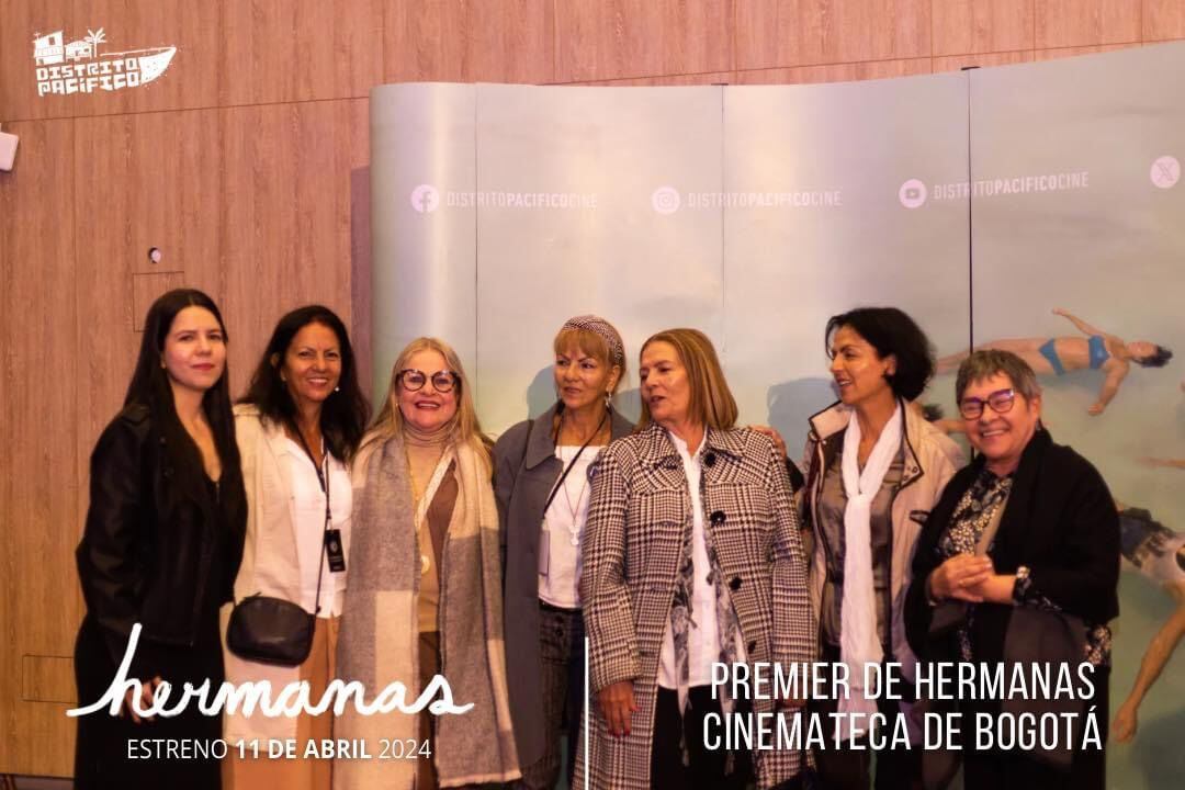 Paola Ochoa junto con su madre y tías, protagonistas de la película documental 'Hermanas' estrenada en Colombia en abril de 2024 y distribuida en cines por Distrito Pacífico.