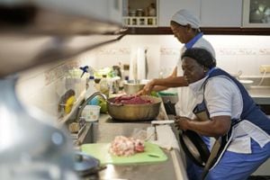 Adela, Alba, Aracely y María Helena son desde hace 23 años las cocineras que le ponen el condimento a la comida en La Casona.