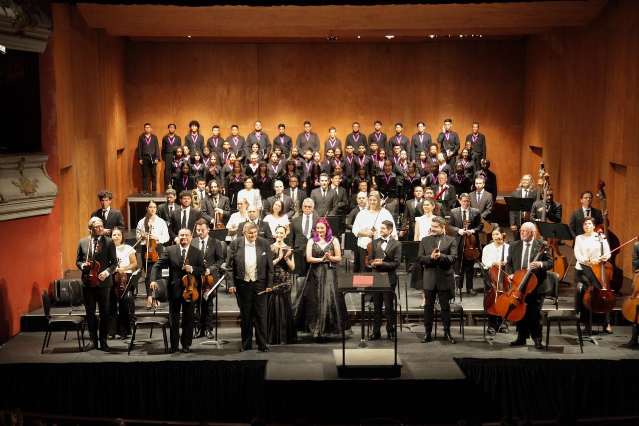 Concierto de Semana Santa donde la Orquesta Filarmónica de Cali junto al coro juvenil de la Escuela de Música de Desepaz interpretan la obra Requiem de Mozart en el teatro municipal.