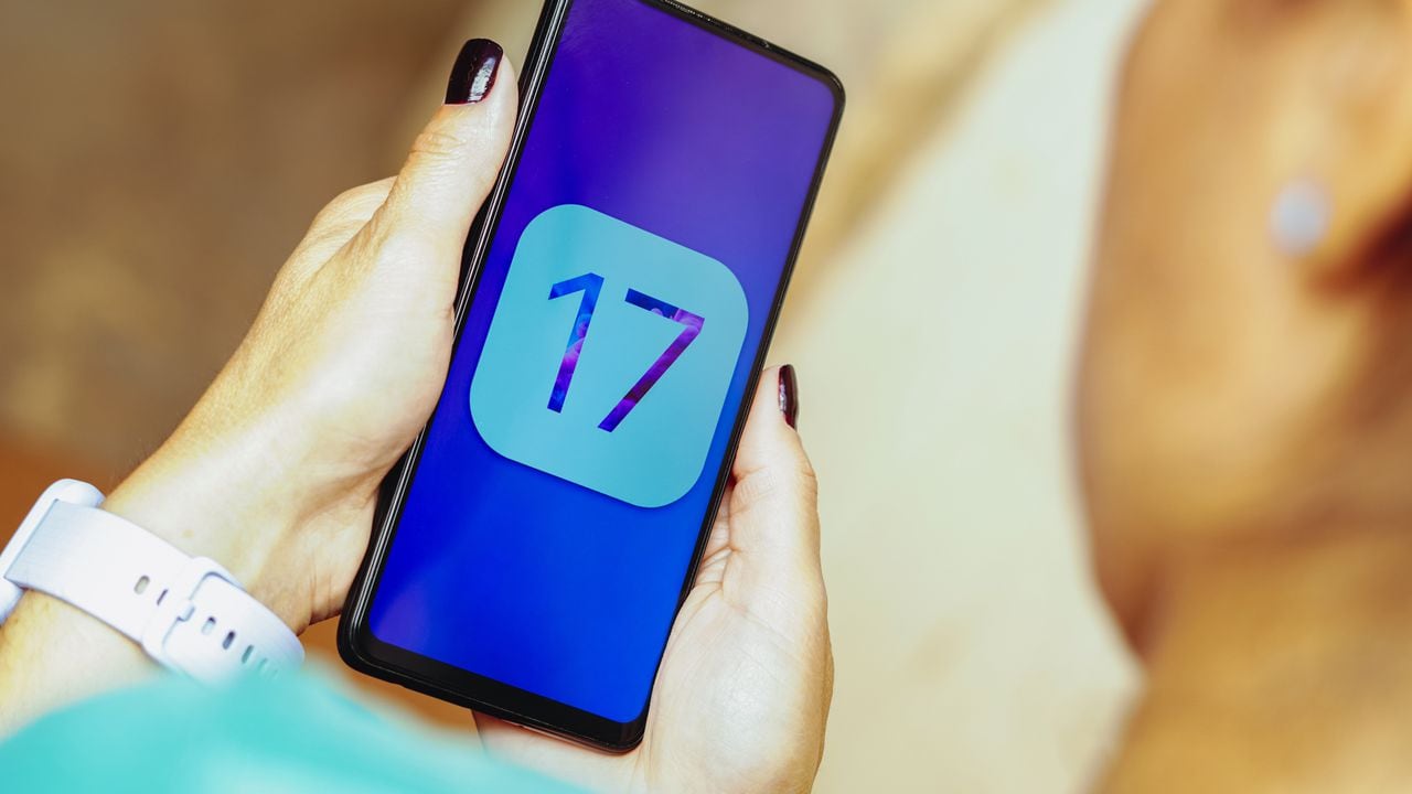 El logotipo de Apple iOS 17 se muestra en la pantalla de un teléfono inteligente.
