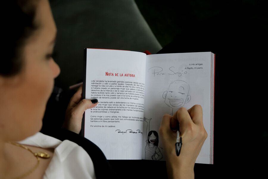 La ilustradora española Raquel Riba Rossy lanza el quinto libro de su personaje ‘Lola Vendetta. Katanazo al amor romántico’, en el que expone el shock postraumático tras una relación de maltrato. 
Foto: Lina Gasca / Colprensa