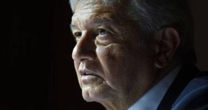 Andrés Manuel López Obrador cumple un año de mandato. Está rodeado de logros, pero también de desaciertos. 