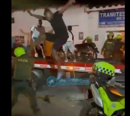 Momento en el que un joven se abalanza contra un policía para darle una patada en Cerrito, Valle.