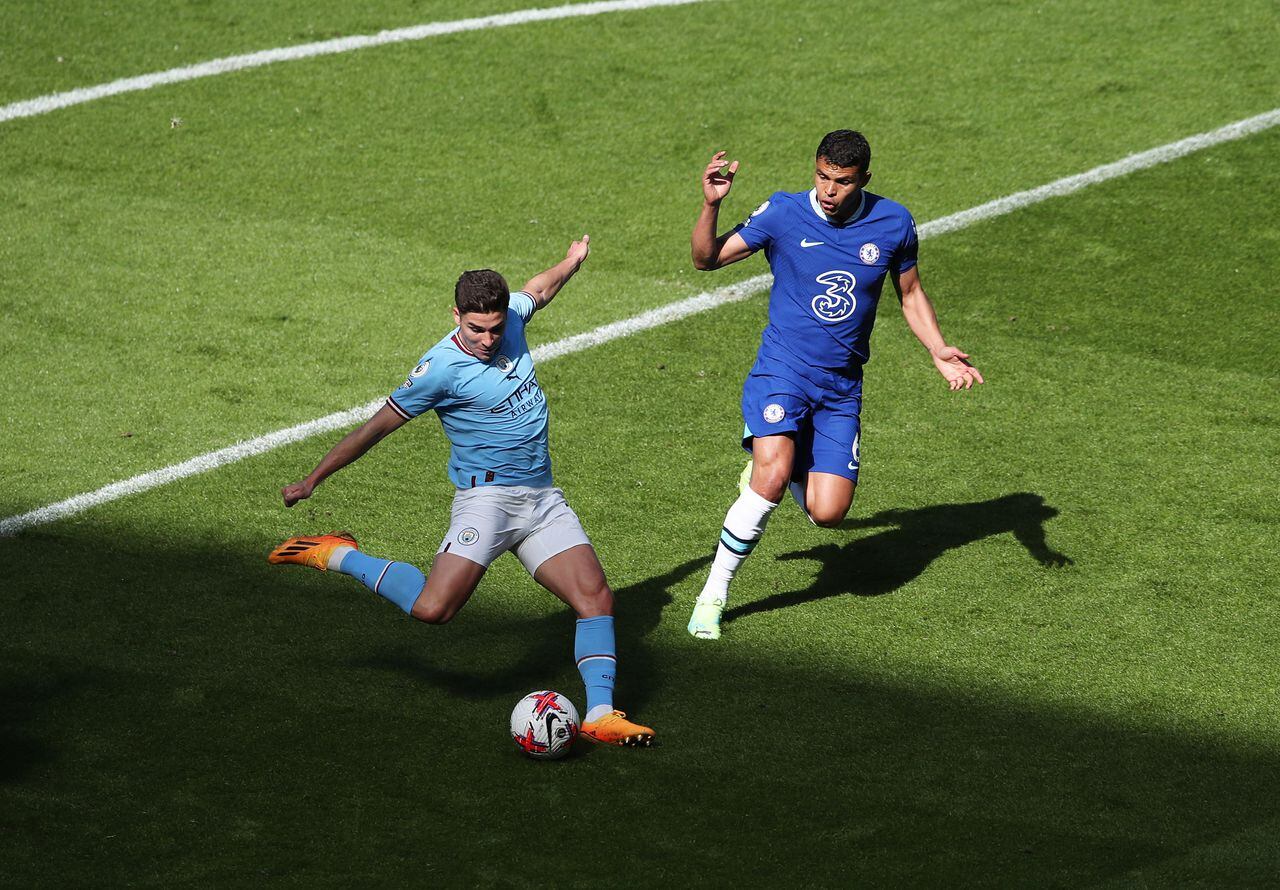 El argentino Julián Álvarez en un partido del Manchester City y el Chelsea.