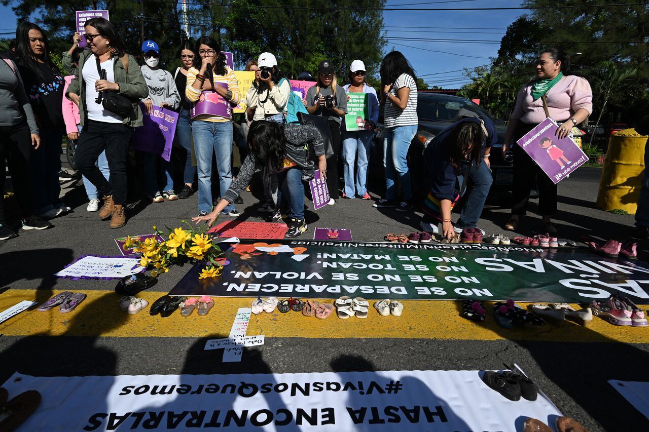 Mujeres pertenecientes al colectivo feminista protestan frente al Estado Mayor de las Fuerzas Armadas de El Salvador, contra la violación de niñas ocurrida en los últimos meses, de las cuales al menos una presuntamente fue cometida por militares