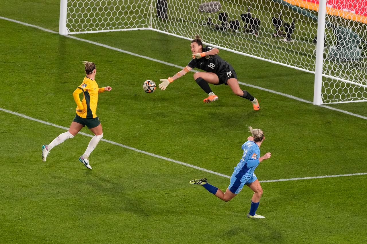 Alessia Russo de Inglaterra anota el tercer gol de su equipo durante el partido de fútbol semifinal de la Copa Mundial Femenina entre Australia e Inglaterra en el Estadio Australia en Sídney, Australia, el miércoles 16 de agosto de 2023. (Foto AP/Mark Baker)