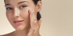 Expertos en belleza y cuidado de la piel han comenzado a reconocer los beneficios del colágeno casero como una forma natural de mejorar la apariencia cutánea.