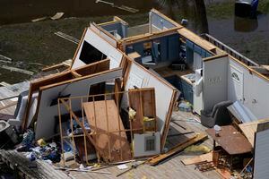 En esta fotografía tomada en un vuelo proporcionada por mediccorps.org, se ven los restos de una casa destruida construida sobre una plataforma sobre pilotes en Keaton Beach, Florida, tras el paso del huracán Idalia, el miércoles 30 de agosto de 2023. ( Foto AP/Rebecca Blackwell)
