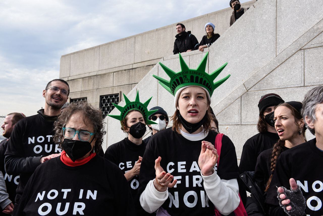Activistas de Jewish Voice for Peace ocupan el pedestal de la Estatua de la Libertad el 6 de noviembre de 2023 en la ciudad de Nueva York. El grupo ha estado ocupando lugares de alto perfil en la ciudad de Nueva York pidiendo un alto el fuego en Gaza.
