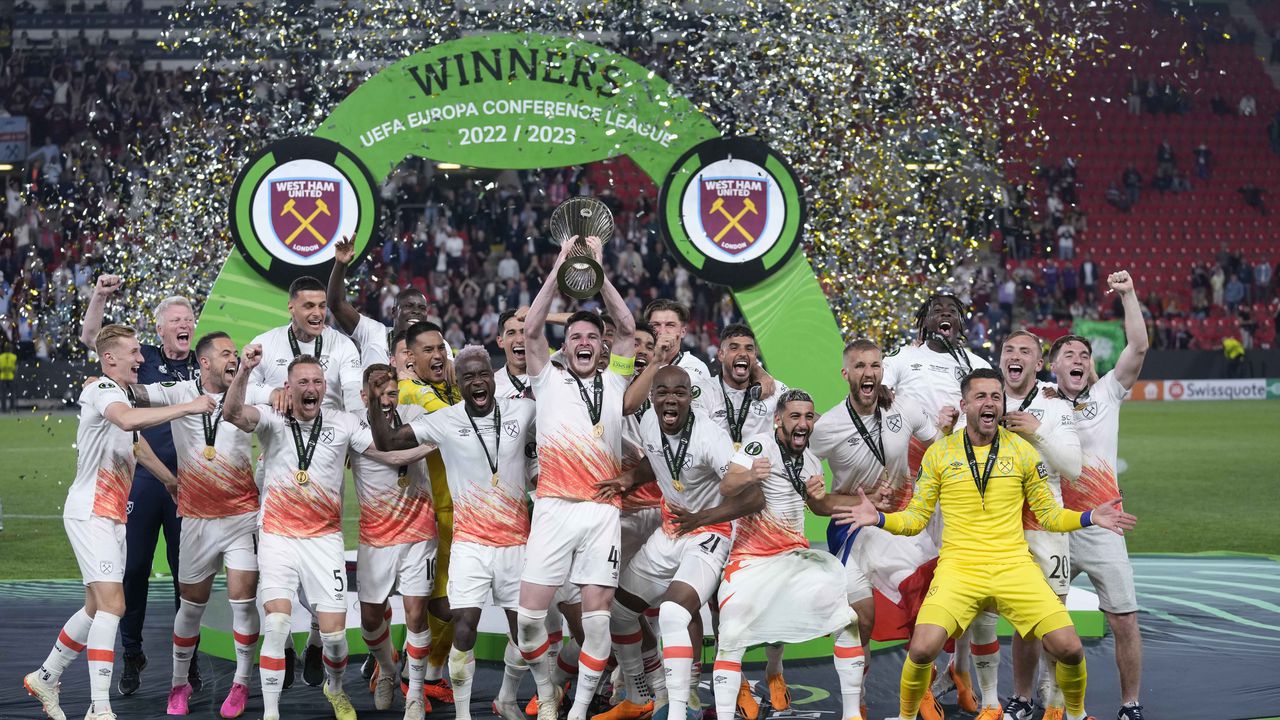 Los jugadores del West Ham celebran con el trofeo después de ganar la final de la Liga de la Conferencia Europa contra la Fiorentina y el West Ham en el Eden Arena de Praga, el miércoles 7 de junio de 2023. (Foto AP/Darko Bandic)