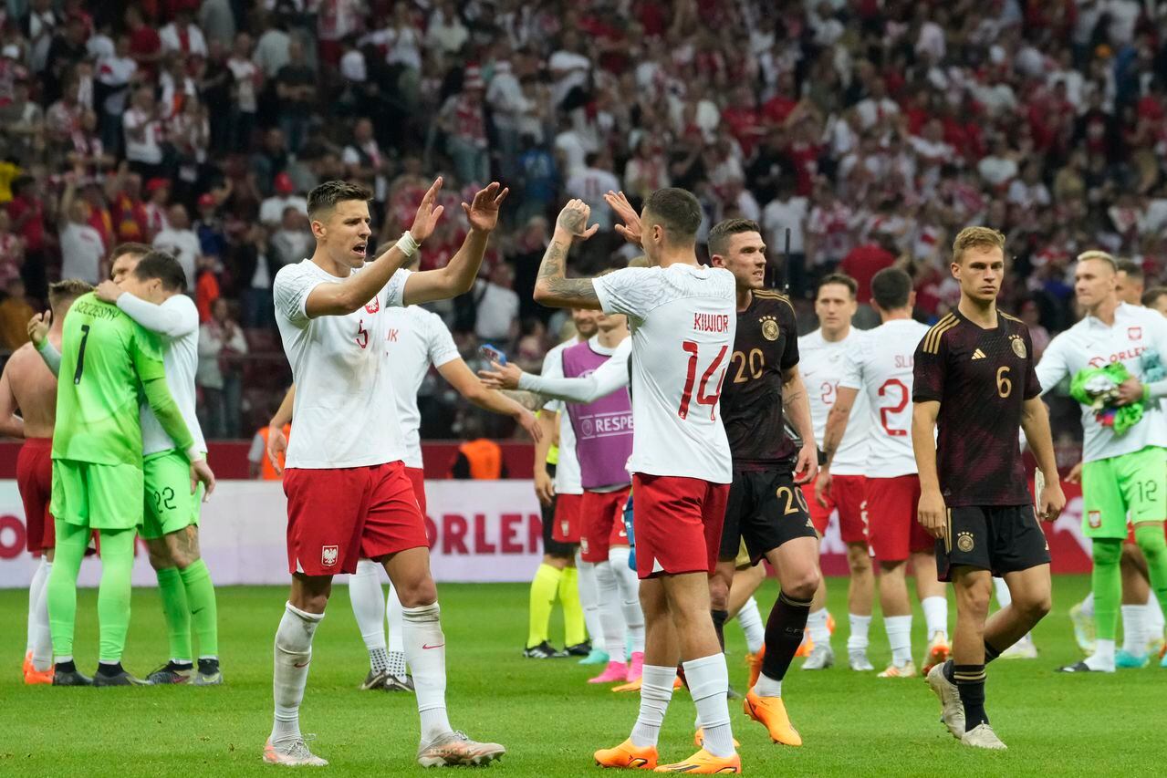 Los jugadores de Polonia celebran su victoria en el partido amistoso internacional de fútbol entre Polonia y Alemania en el estadio Narodowy en Varsovia, Polonia, el viernes 16 de junio de 2023. (Foto AP/Czarek Sokolowski)