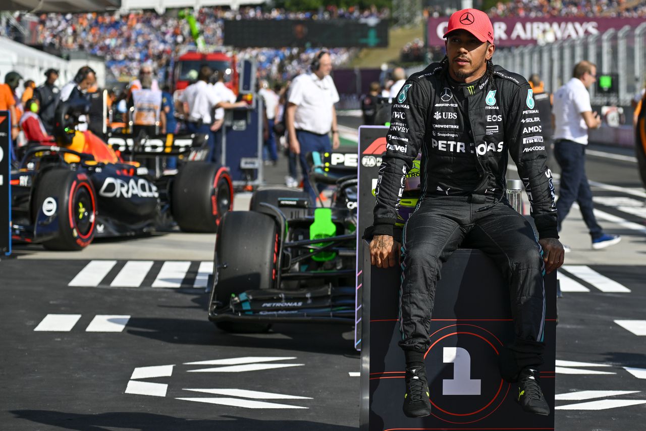 El piloto británico de Fórmula Uno Lewis Hamilton de Mercedes-AMG Petronas reacciona después de marcar el tiempo más rápido durante la sesión de calificación antes de la carrera de autos del Gran Premio de Hungría de Fórmula Uno del domingo, en el circuito de Hungaroring en Mogyorod, cerca de Budapest, Hungría, el sábado 22 de julio de 2023. (Foto AP/Denes Erdos)