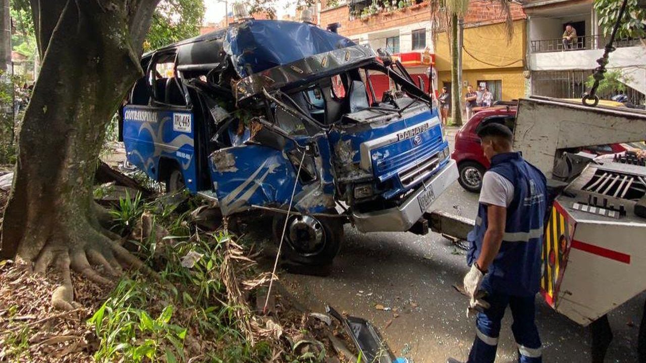Accidente de tránsito en importante vía de Medellín deja 14 personas heridas.