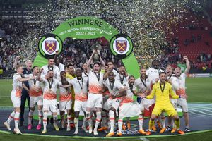 Los jugadores del West Ham celebran con el trofeo después de ganar la final de la Liga de la Conferencia Europa contra la Fiorentina y el West Ham en el Eden Arena de Praga, el miércoles 7 de junio de 2023. (Foto AP/Darko Bandic)