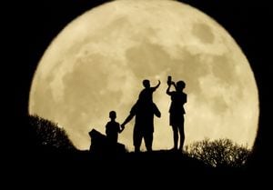 La luna de esturión reunió a una familia española en Gran Canaria.