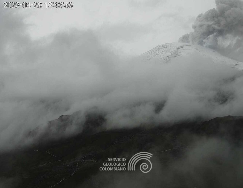 Foto del Volcán Nevado del Ruiz y su actividad sísmica del día 29 de abril 2023.