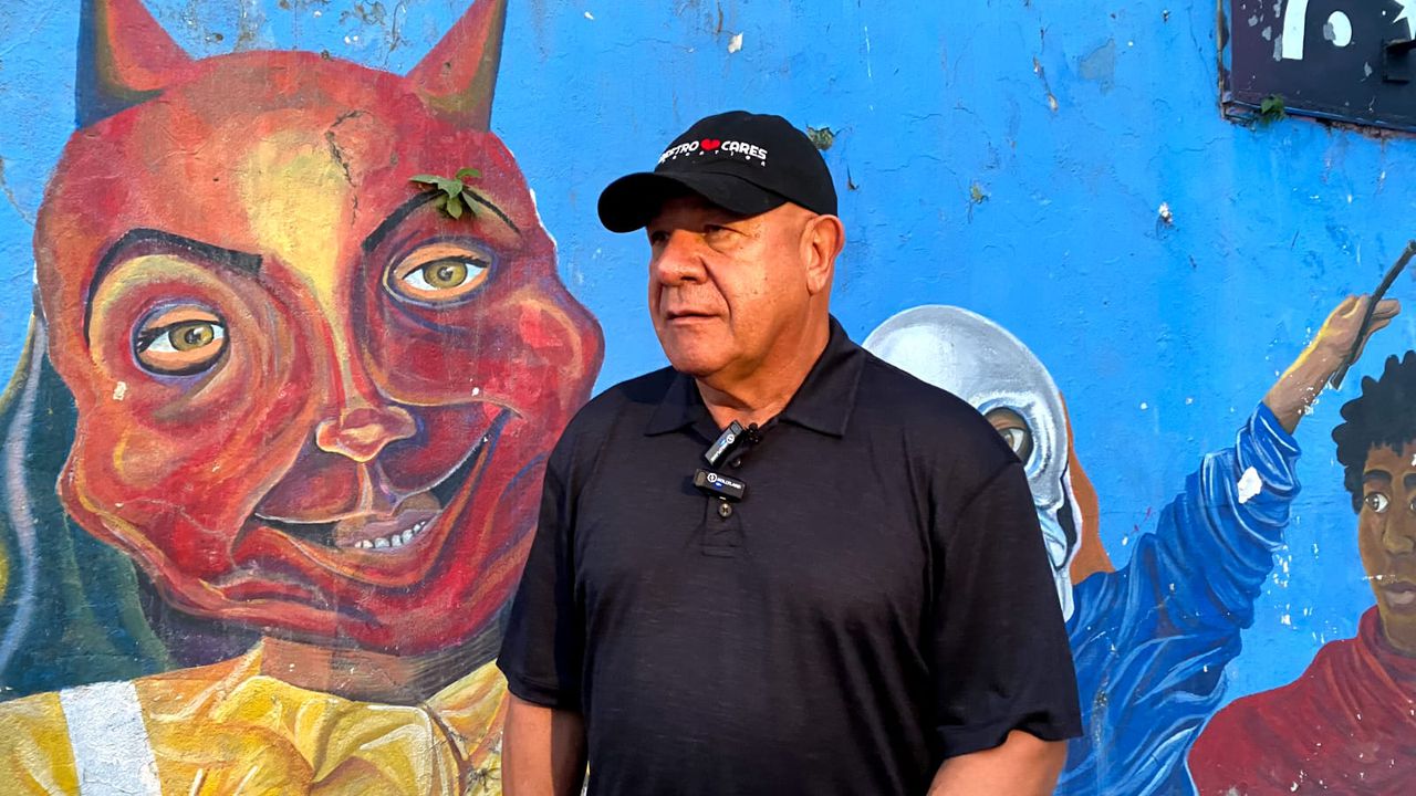 Henry Cárdenas, tras 50 años, recorrió el pasado sábado a su cuna, Siloé. Junto a Compromiso Valle busca iniciar un proyecto social en la zona.