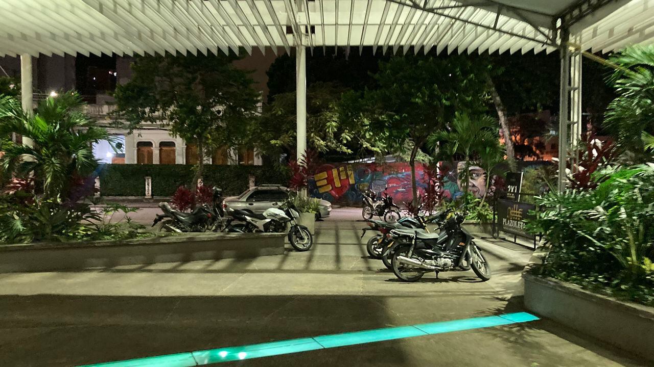 En la imagen publicada en Twitter se puede ver a las motos que están obstaculizando el paso, al parquear en un lugar en el que no deben.