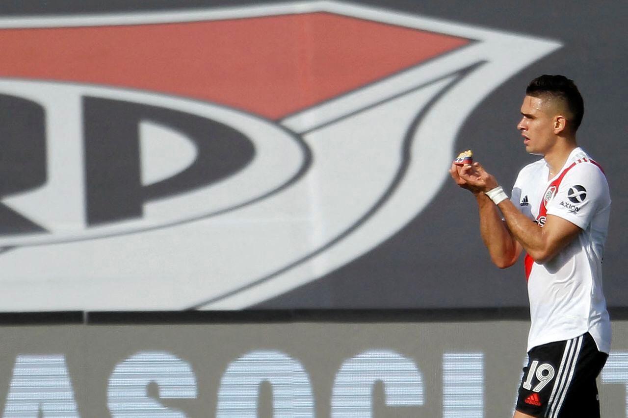 Rafael Santos Borré cuando vestía la camiseta de River Plate (EMILIANO LASALVIA / AFP)