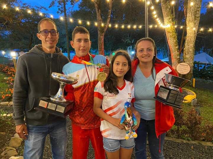 La familia de Juann Esteban Marín Noreña ha sido vital para impulsar la carrera del joven deportista.