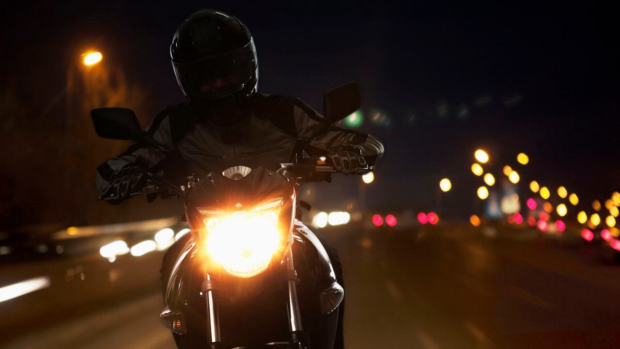 Navegando la noche: Precauciones esenciales al conducir en moto