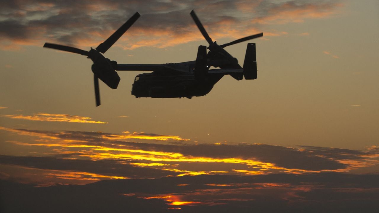 A US Marine Corps Bell Boeing MV-22 Osprey helicopter is seen in flight at sunset in this aerial photograph near Washington, DC, January 15, 2015, in support of a visit by US President Barack Obama to Baltimore, Maryland. The V-22 is a unique aircraft that allows vertical takeoff and landings while flying like a traditional airplane. AFP PHOTO / SAUL LOEB (Photo by SAUL LOEB / AFP)