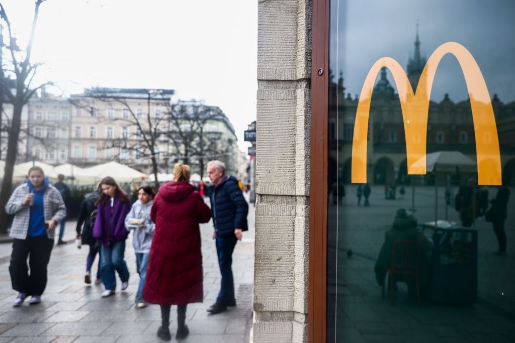 Hombre con mayor récord en comer hamburguesas puso en alto el nombre de Restaurante McDonald's