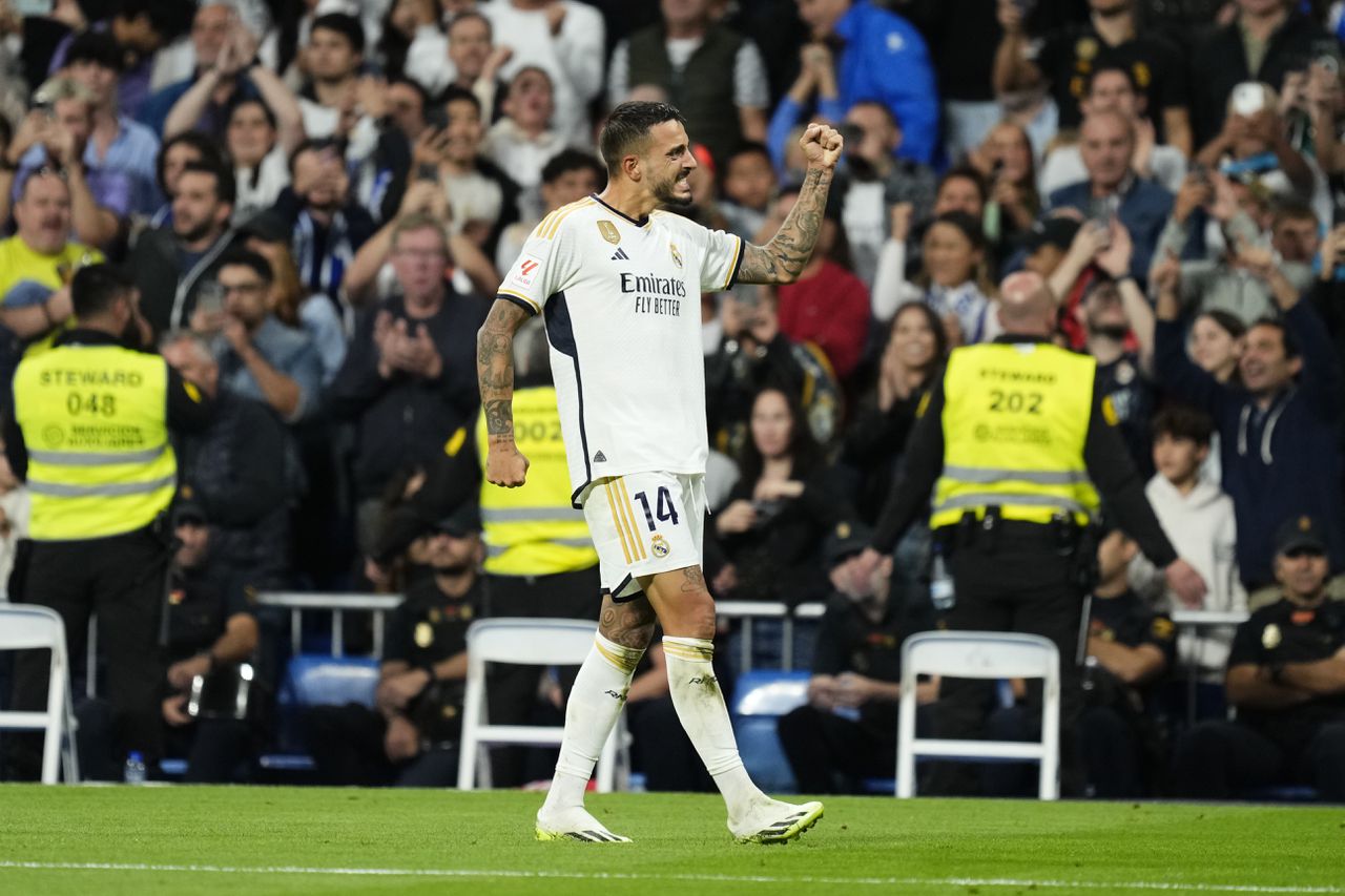 Joselu celebrando su anotación frente a la Real Sociedad, lo que supone el liderato del Real Madrid en la competencia