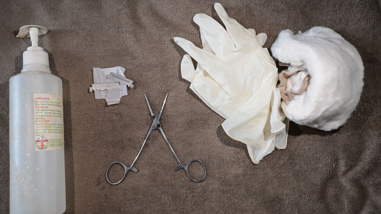 Estas son las herramientas utilizadas para realizar procedimientos medicalizados de mutilación genital femenina.