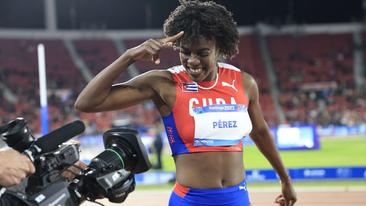 La cubana Leyanis Pérez Hernández celebra ganar la final de triple salto femenino de los Juegos Panamericanos Santiago 2023 en el Estadio Nacional de Santiago el 2 de noviembre de 2023. (Foto de MARTIN BERNETTI / AFP)