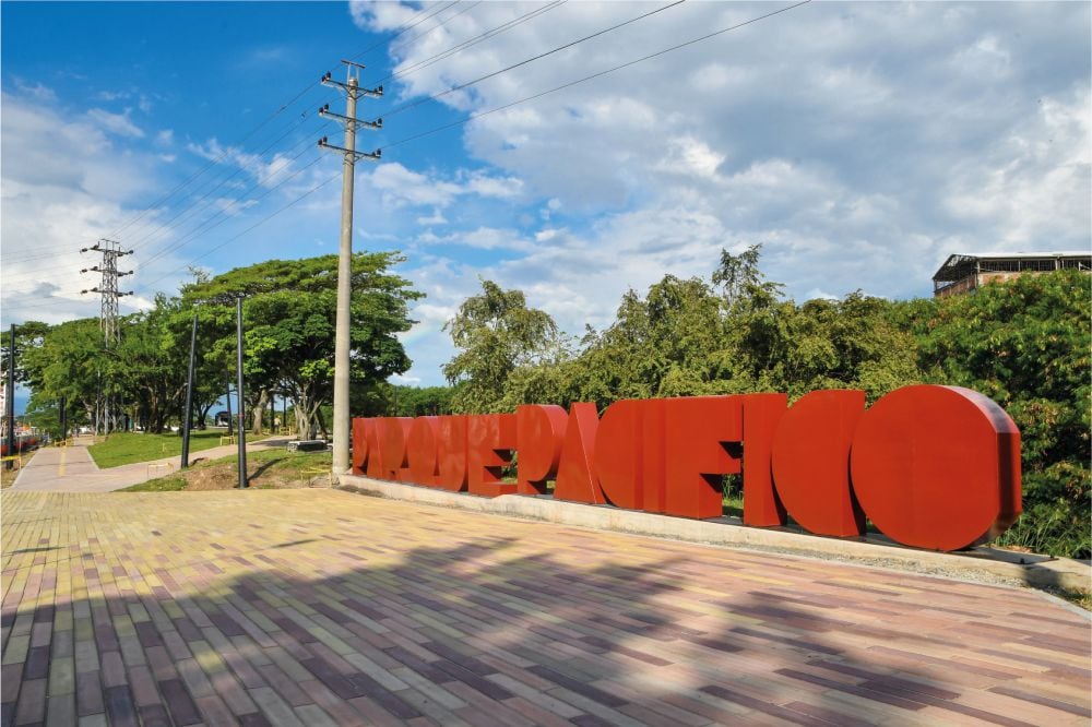 El Parque Pacífico está ubicado en la avenida 2 Norte entre las calles 26 y 32 Norte, cerca de la antigua licorera y la Terminal de Transportes.