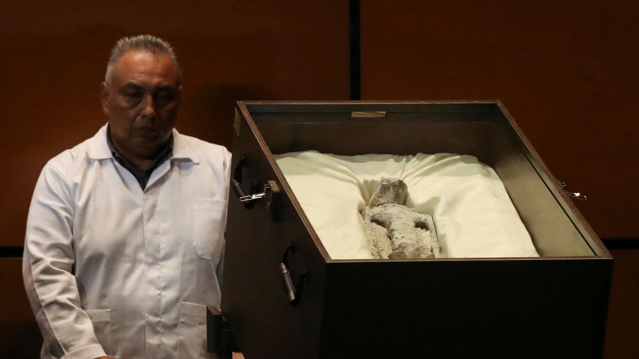 Los restos de un ser supuestamente "no humano" se ven en exhibición durante una sesión informativa sobre objetos voladores no identificados, conocidos como ovnis, en el palacio legislativo de San Lázaro, en la Ciudad de México, México, el 12 de septiembre de 2023. REUTERS/Henry Romero