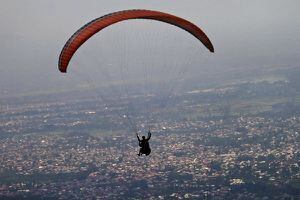 Un turista se lanza en paracaídas a las afueras de Srinagar, como parte del programa que organiza el Departamento de Turismo Jammu y Kashmir de India. (AP)