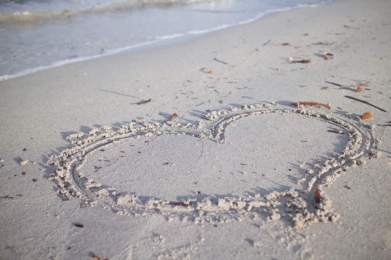 Escribir en la arena tiene varios significados, especialmente, relacionado con el amor.