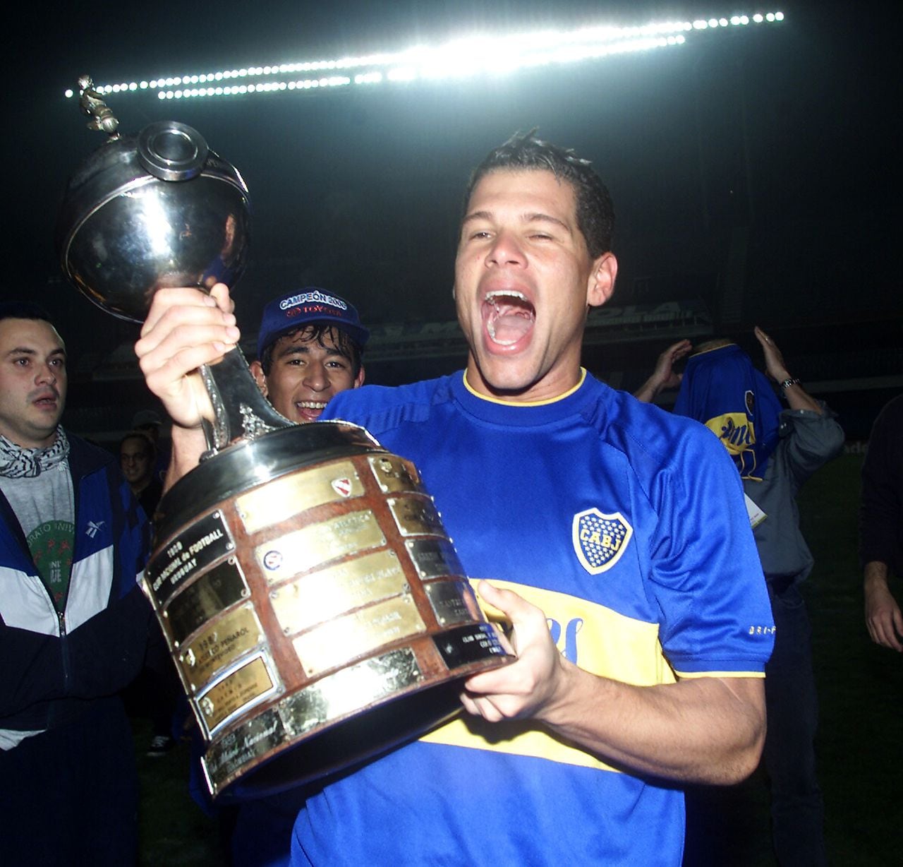 Oscar Córdoba con la Copa Libertadores ganada por Boca Juniors.