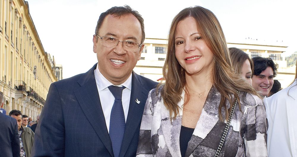 Alfonso Prada, ministro del Interior y hombre clave de Petro, junto a su esposa, Adriana Barragán.