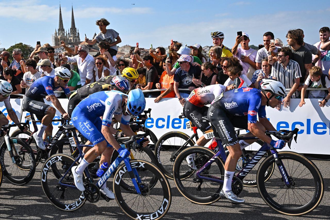 El ciclista belga de Alpecin-Deceuninck, Jasper Philipsen (D), corre por delante del alemán de Cofidis, Simon Geschke (2.º D) y el ciclista esloveno del Team Jayco Alula, Luka Mezgec (C), en la línea de meta para ganar la etapa 3 de la 110.ª edición del Tour de Francia.
